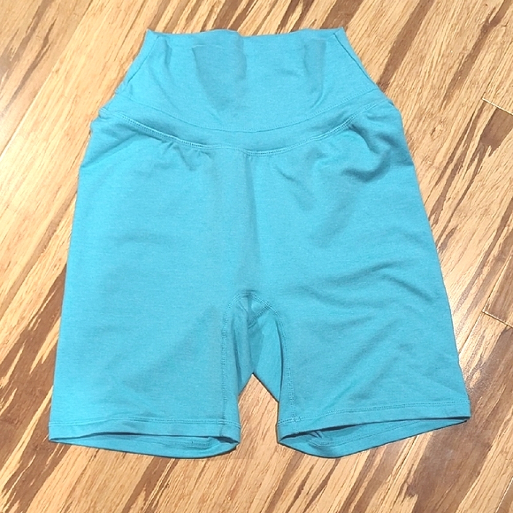 NWT. P'tula Contour Shorts, 6" Length, Bare II Fabric. Blue Razz Color.